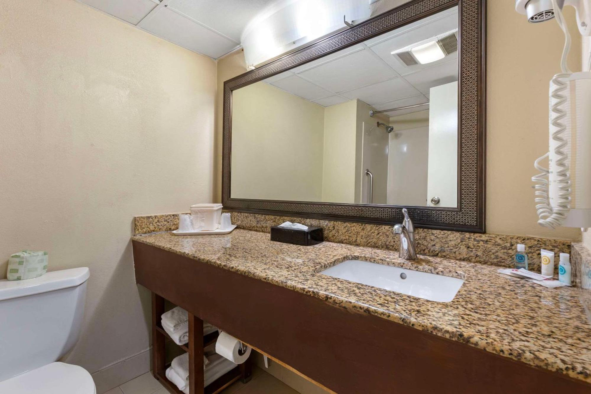 Clarion Pointe Research Triangle Park Inn